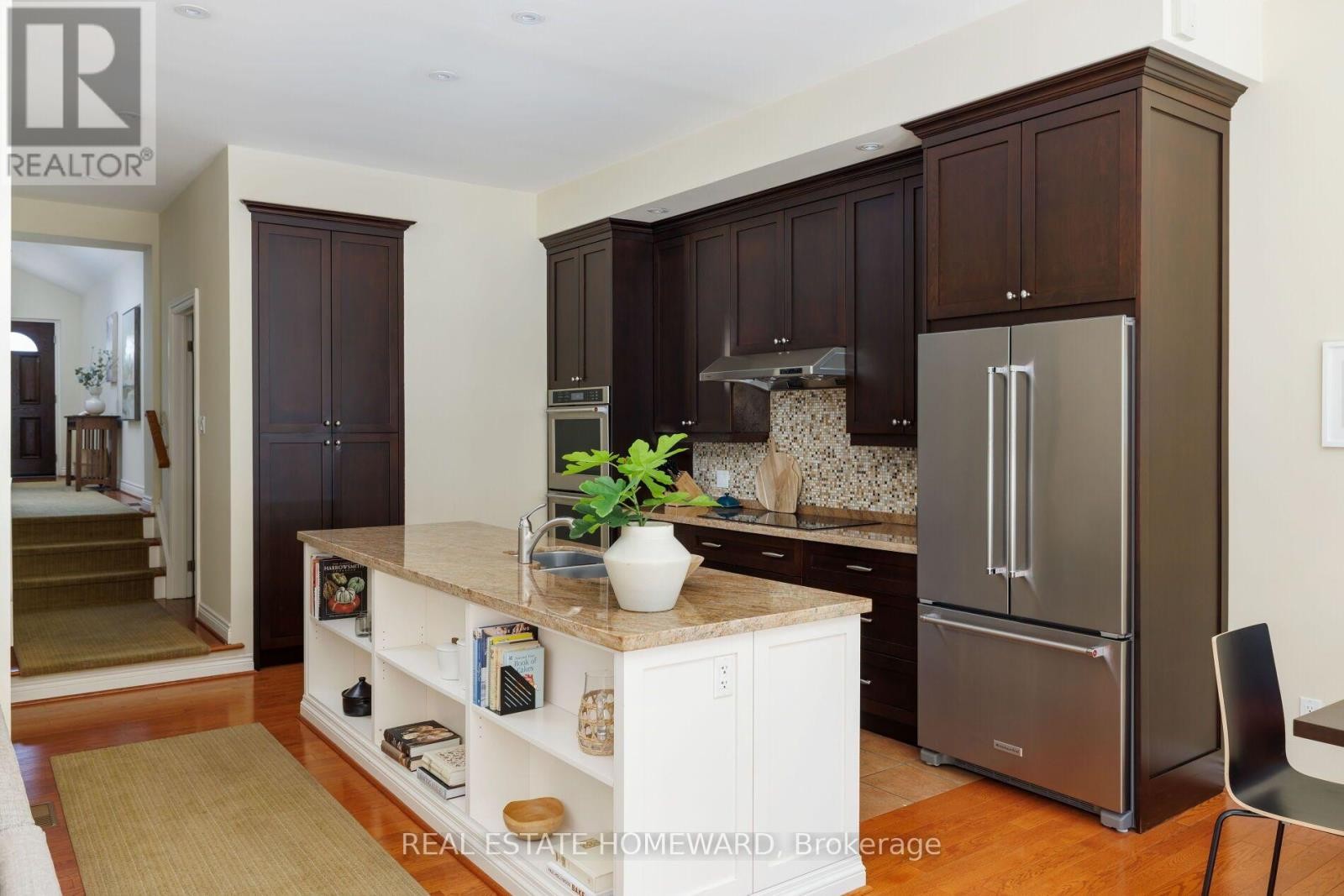 












25 TALWOOD DRIVE

,
Toronto (Banbury-Don Mills),




Ontario
M3B2P4

