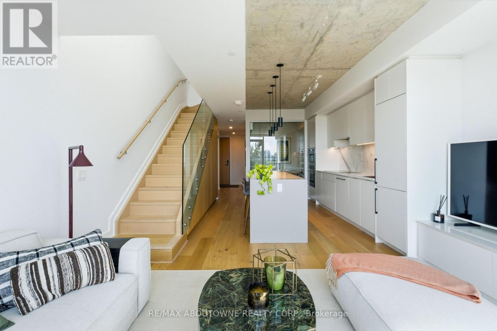 












PH618 - 899 COLLEGE STREET

,
Toronto (Trinity-Bellwoods),




Ontario
M6H3P7

