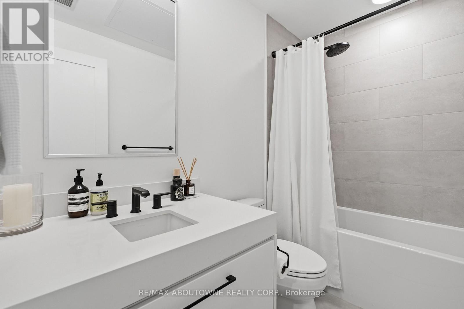 












PH618 - 899 COLLEGE STREET

,
Toronto (Trinity-Bellwoods),




Ontario
M6H3P7

