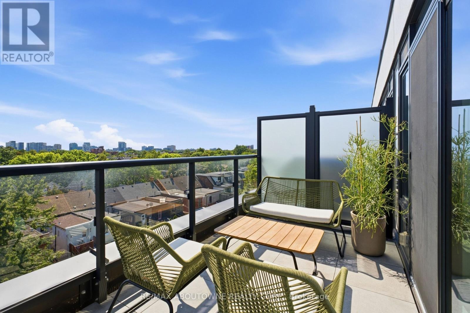 












PH618 - 899 COLLEGE STREET

,
Toronto (Trinity-Bellwoods),




Ontario
M6H3P7

