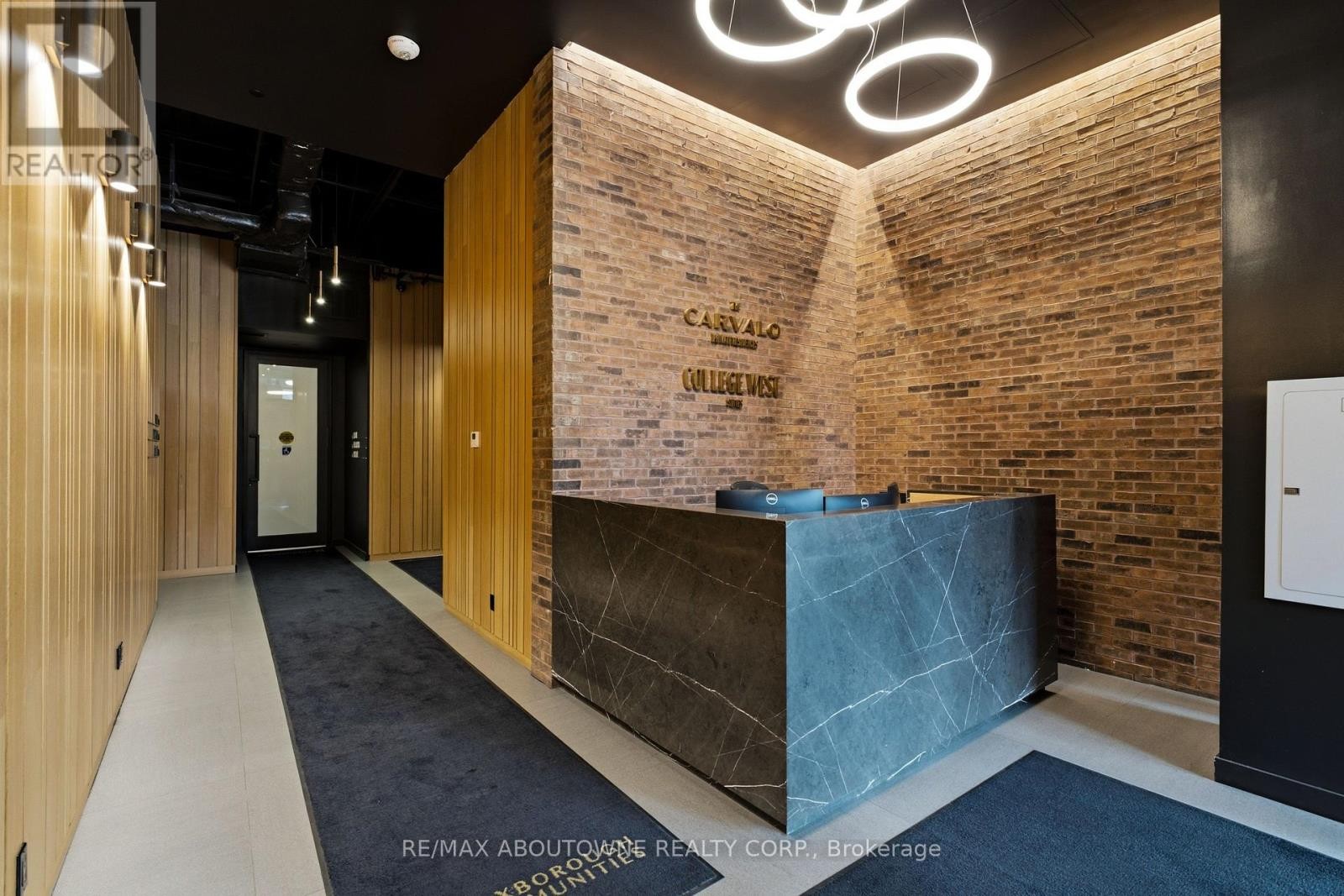 












PH618 - 899 COLLEGE STREET

,
Toronto (Trinity-Bellwoods),




Ontario
M6H3P7

