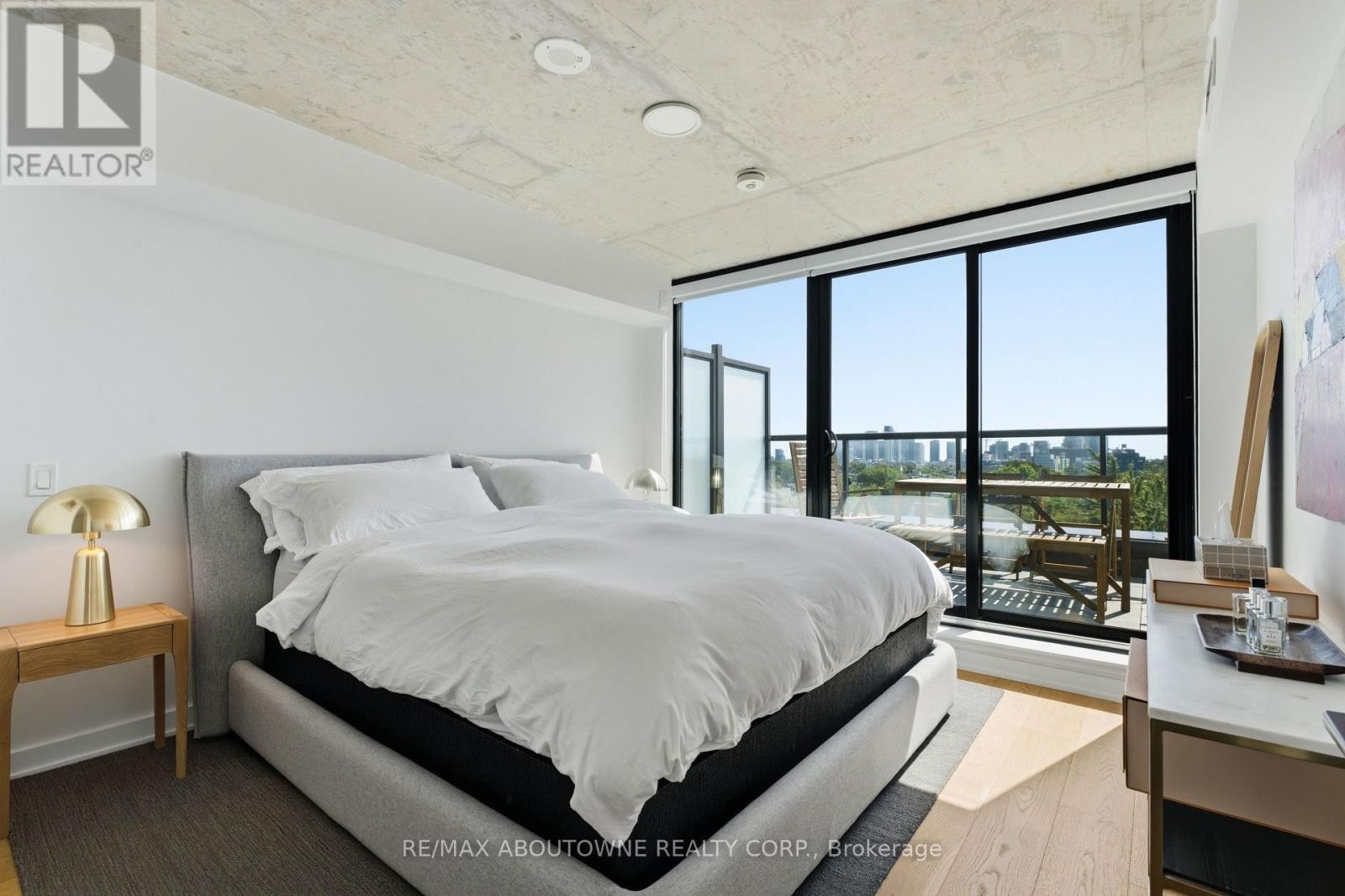 












PH618 - 899 COLLEGE STREET

,
Toronto (Trinity-Bellwoods),




Ontario
M6H3P7

