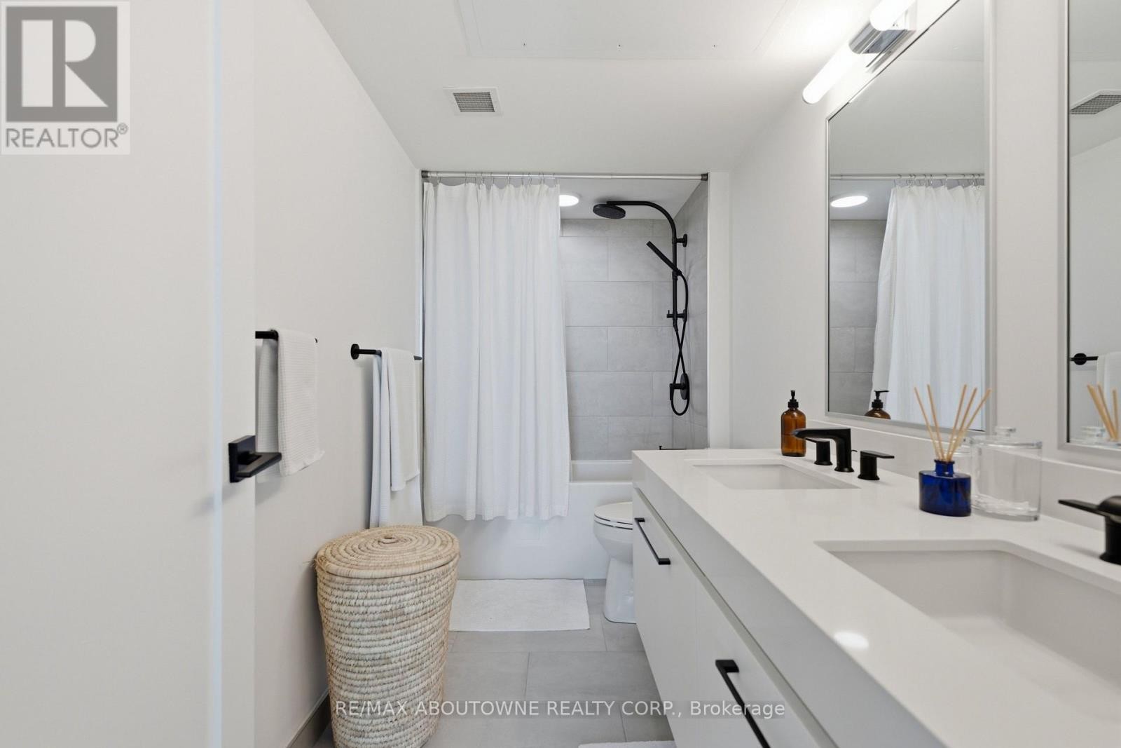 












PH618 - 899 COLLEGE STREET

,
Toronto (Trinity-Bellwoods),




Ontario
M6H3P7

