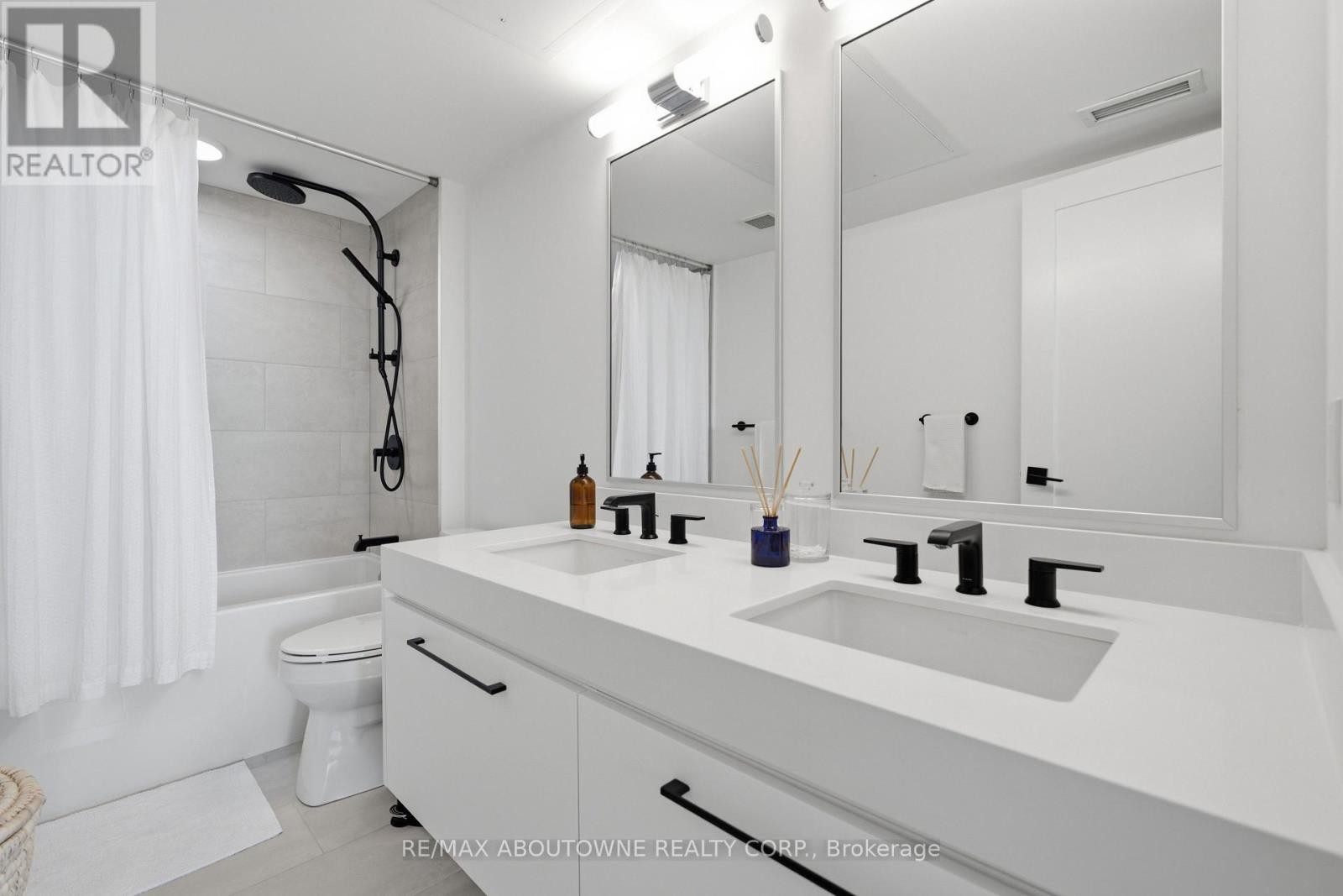 












PH618 - 899 COLLEGE STREET

,
Toronto (Trinity-Bellwoods),




Ontario
M6H3P7

