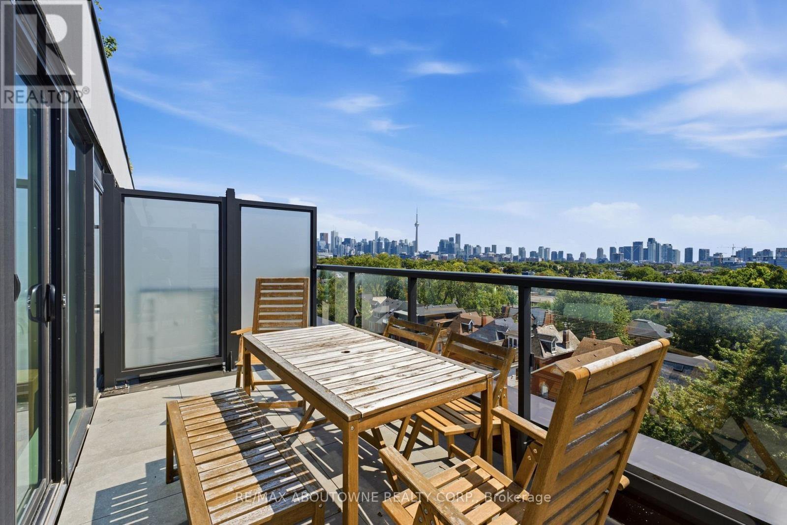 












PH618 - 899 COLLEGE STREET

,
Toronto (Trinity-Bellwoods),




Ontario
M6H3P7

