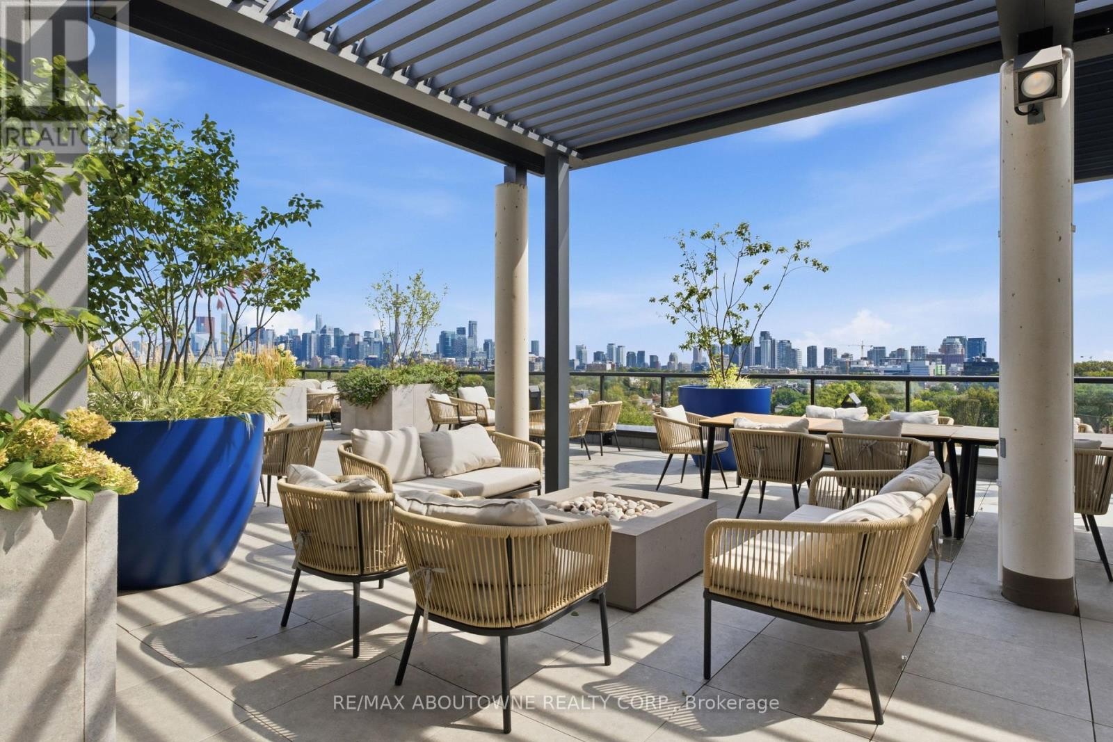 












PH618 - 899 COLLEGE STREET

,
Toronto (Trinity-Bellwoods),




Ontario
M6H3P7

