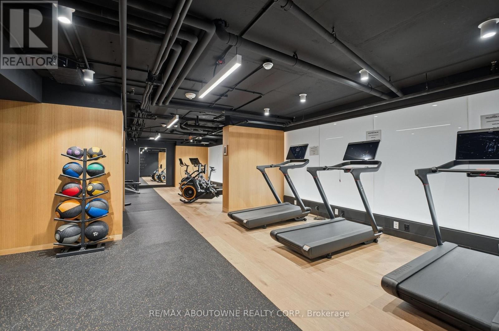 












PH618 - 899 COLLEGE STREET

,
Toronto (Trinity-Bellwoods),




Ontario
M6H3P7

