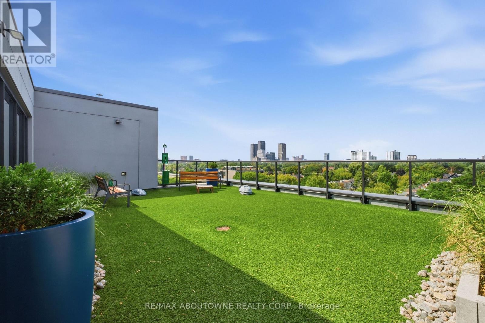 












PH618 - 899 COLLEGE STREET

,
Toronto (Trinity-Bellwoods),




Ontario
M6H3P7

