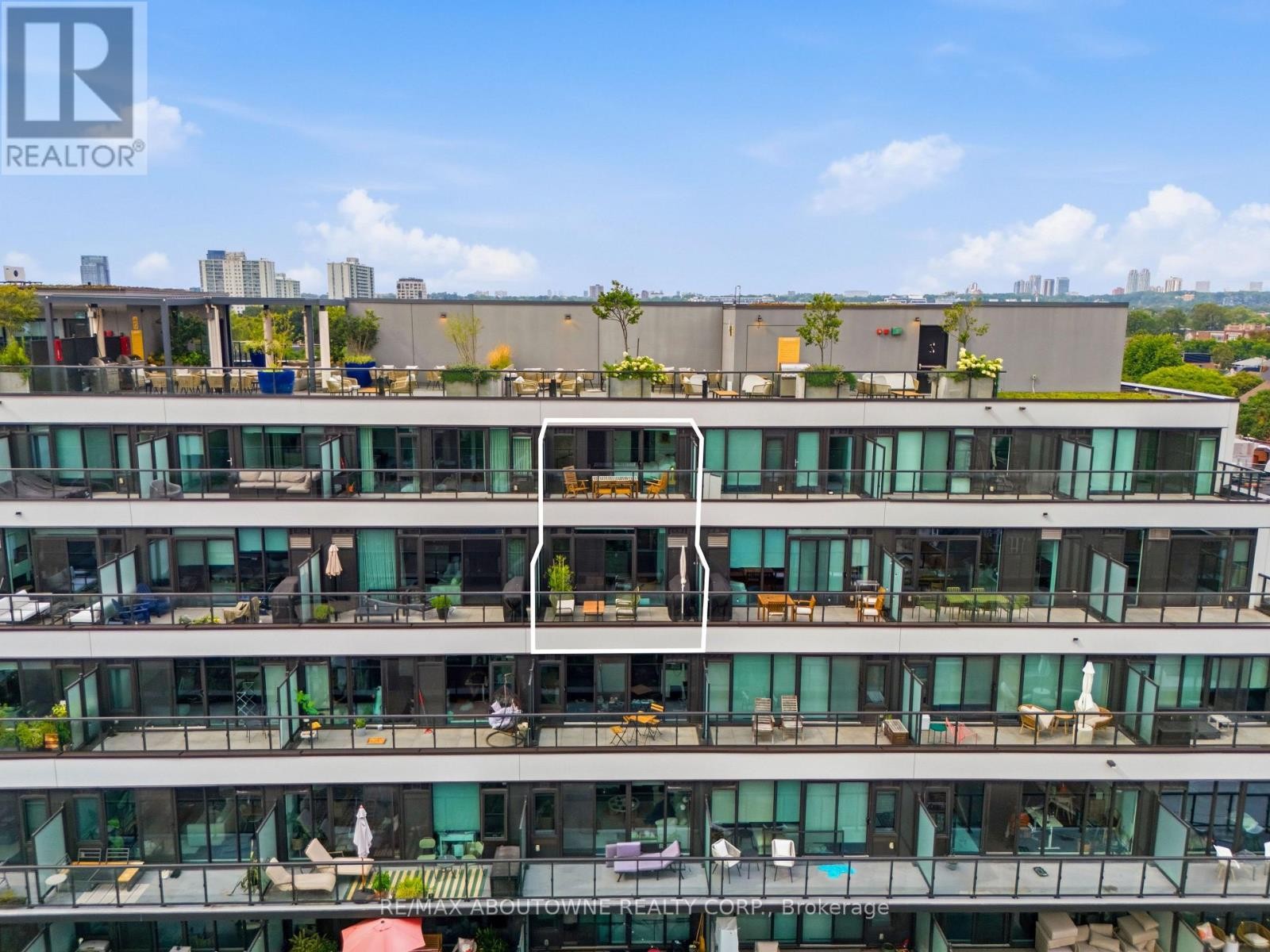 












PH618 - 899 COLLEGE STREET

,
Toronto (Trinity-Bellwoods),




Ontario
M6H3P7

