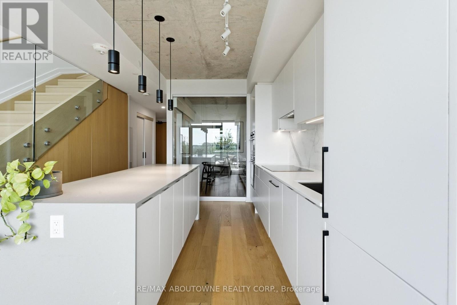












PH618 - 899 COLLEGE STREET

,
Toronto (Trinity-Bellwoods),




Ontario
M6H3P7

