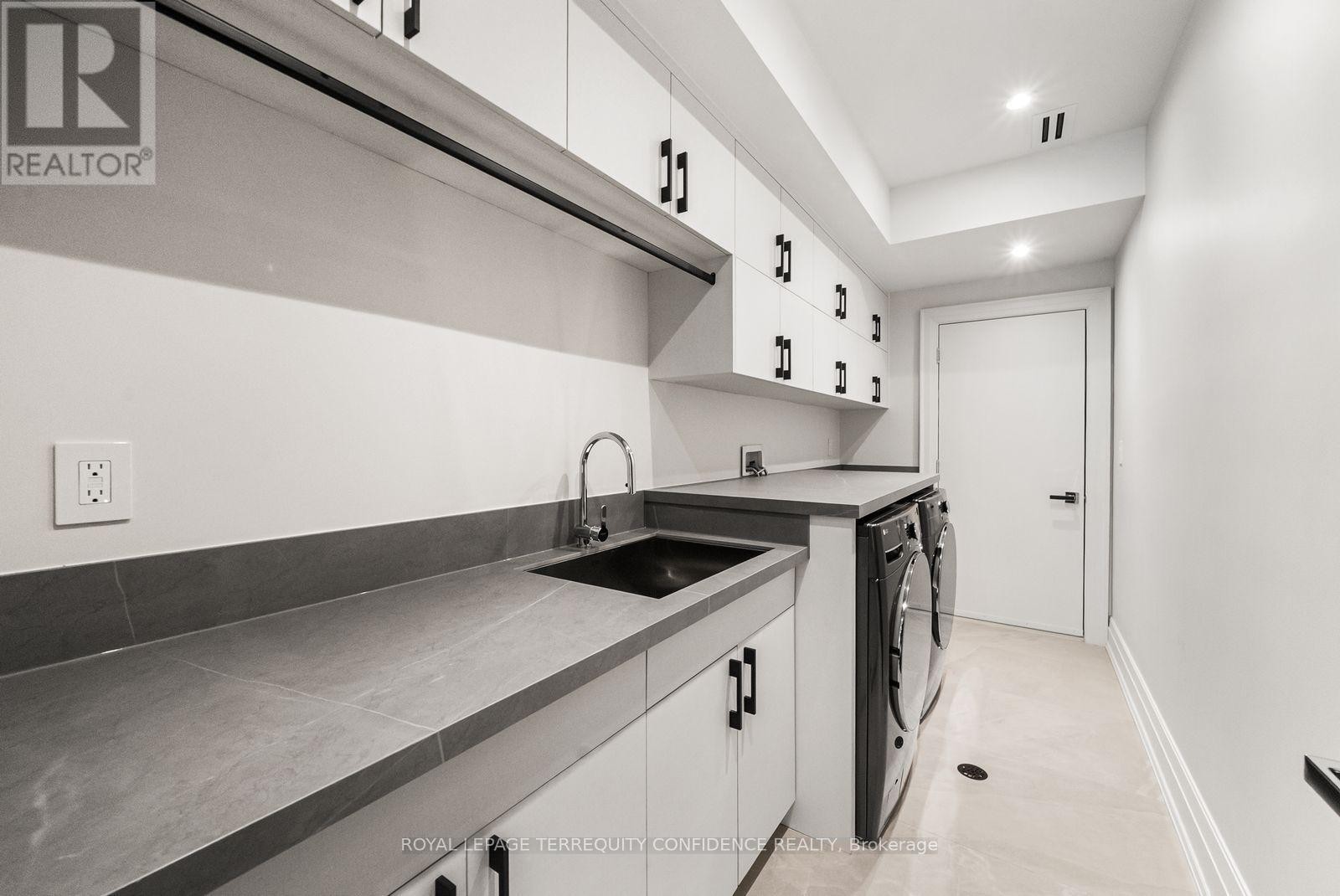 












31 PALOMINO CRESCENT

,
Toronto (Bayview Village),




Ontario
M2K1W2

