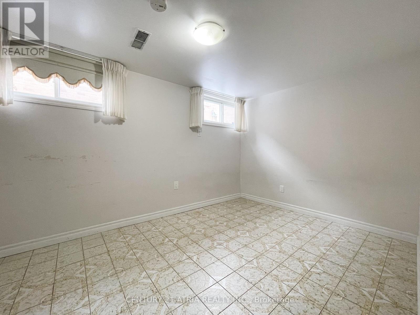 












LOWER - 27 PINDAR CRESCENT

,
Toronto (Pleasant View),




Ontario
M2J3L3

