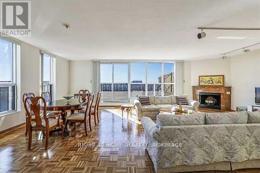 












1601 - 130 NEPTUNE DRIVE

,
Toronto (Englemount-Lawrence),




Ontario
M6A1X5

