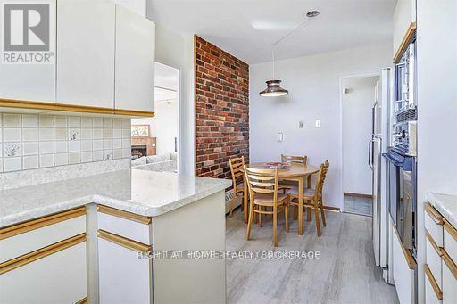 












1601 - 130 NEPTUNE DRIVE

,
Toronto (Englemount-Lawrence),




Ontario
M6A1X5

