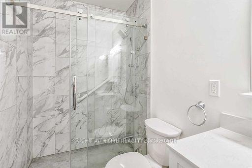 












1601 - 130 NEPTUNE DRIVE

,
Toronto (Englemount-Lawrence),




Ontario
M6A1X5

