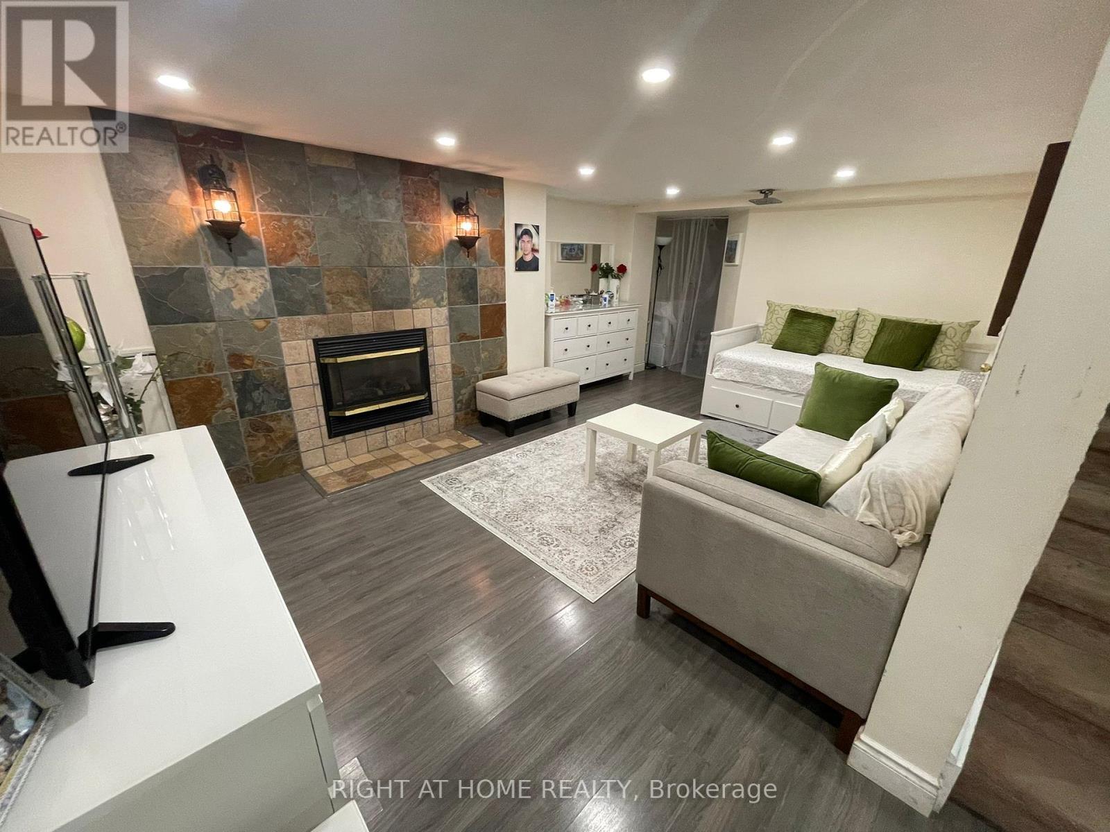 












1627 MIDDLETON STREET

,
Pickering (Brock Ridge),




Ontario
L1X2L5

