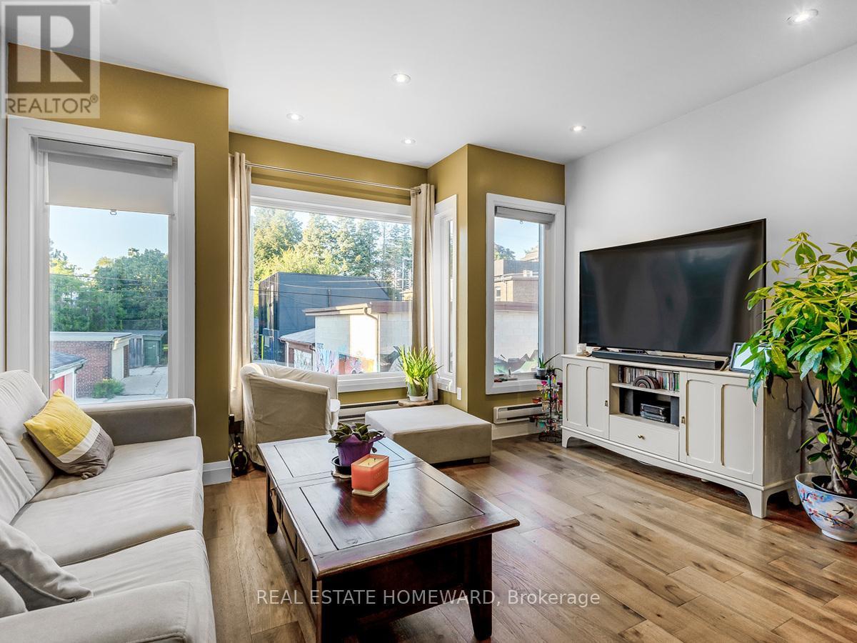 












820 DANFORTH AVENUE

,
Toronto (Danforth),




Ontario
M4J1L6

