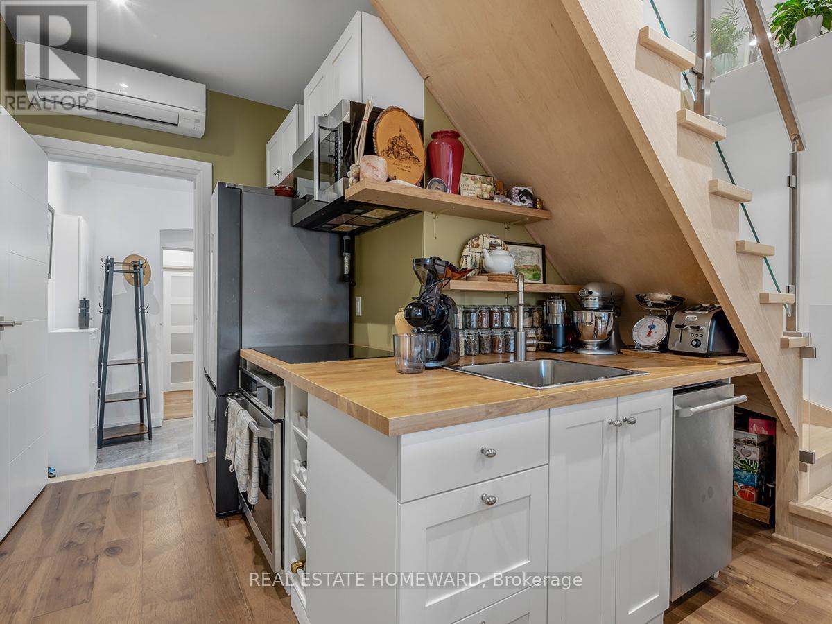 












820 DANFORTH AVENUE

,
Toronto (Danforth),




Ontario
M4J1L6

