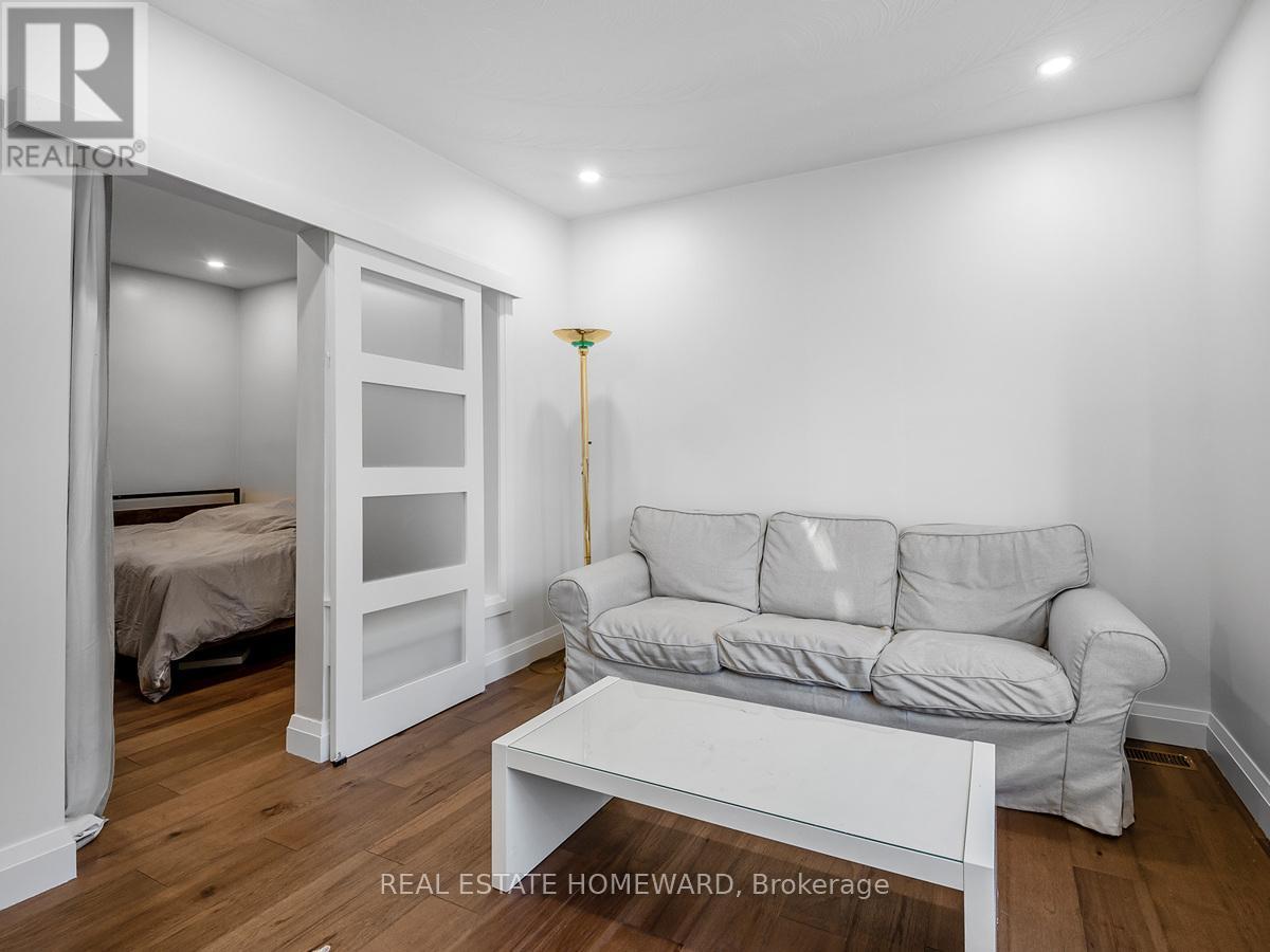 












820 DANFORTH AVENUE

,
Toronto (Danforth),




Ontario
M4J1L6

