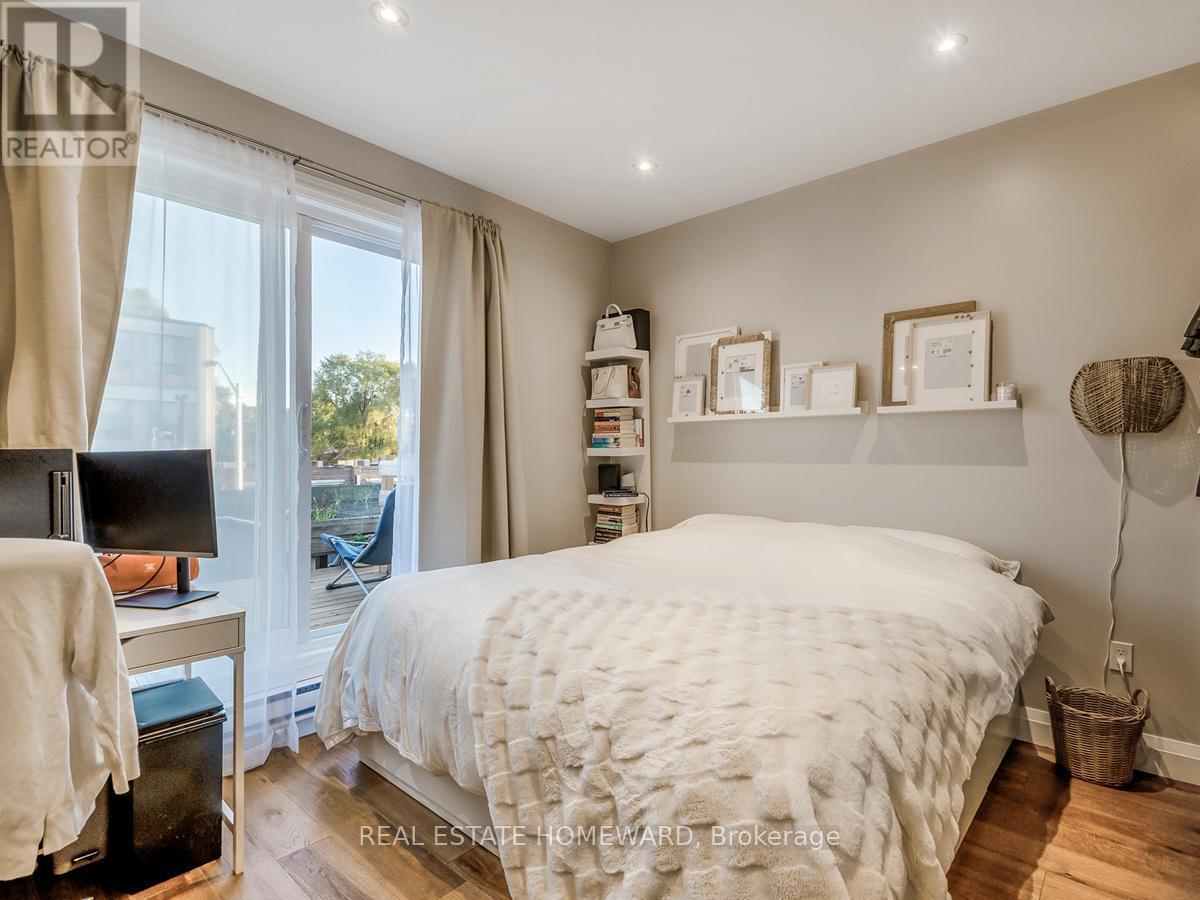 












820 DANFORTH AVENUE

,
Toronto (Danforth),




Ontario
M4J1L6

