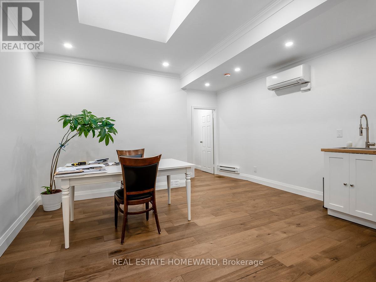 












820 DANFORTH AVENUE

,
Toronto (Danforth),




Ontario
M4J1L6

