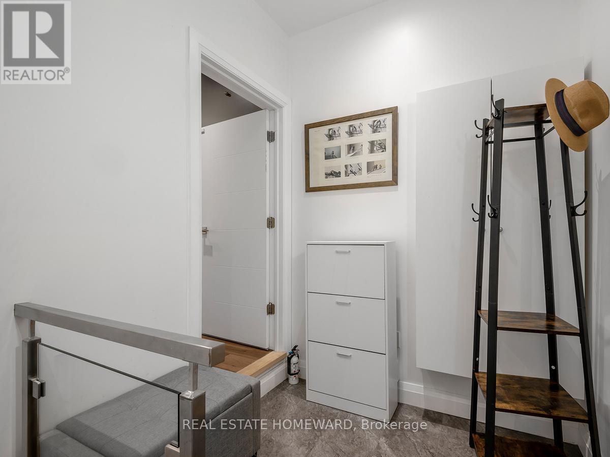 












820 DANFORTH AVENUE

,
Toronto (Danforth),




Ontario
M4J1L6

