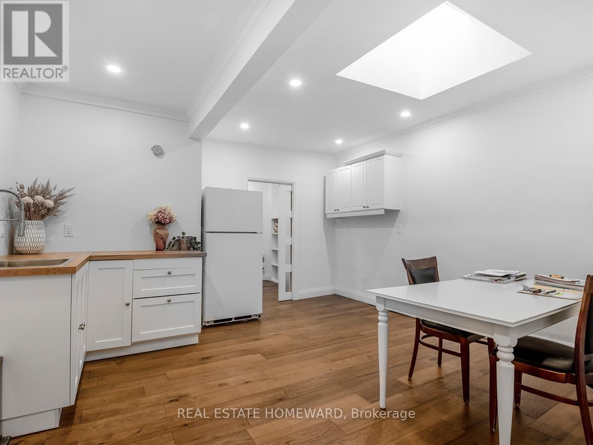 












820 DANFORTH AVENUE

,
Toronto (Danforth),




Ontario
M4J1L6

