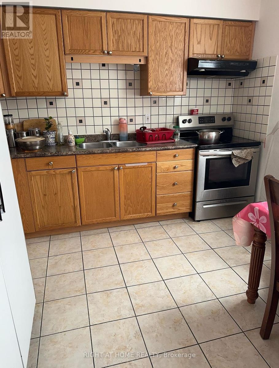 












1 - 3409 ST.CLAIR AVENUE E

,
Toronto (Clairlea-Birchmount),




Ontario
M1L1W3

