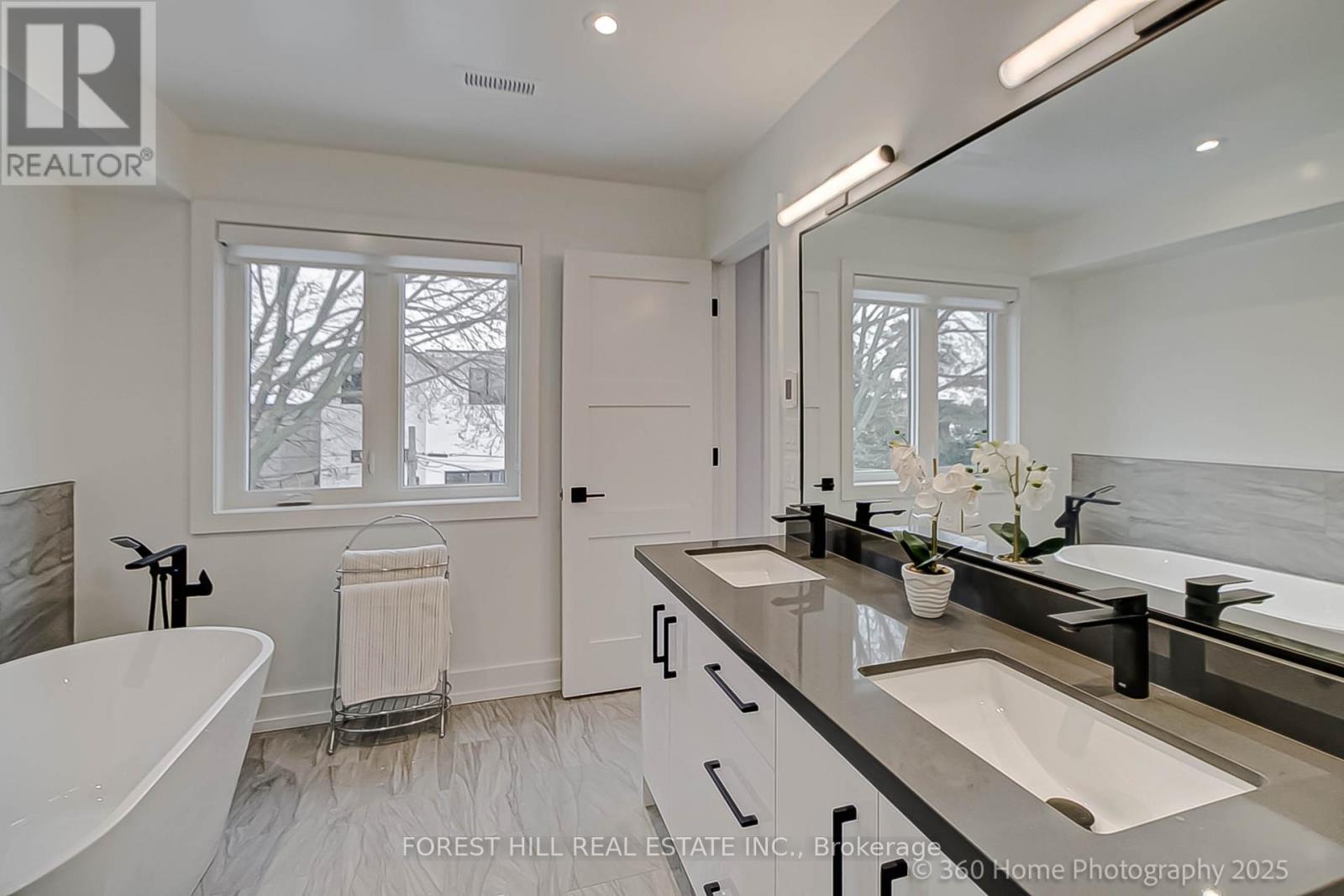 












896 COXWELL AVENUE

,
Toronto (Danforth Village-East York),




Ontario
M4C3G2

