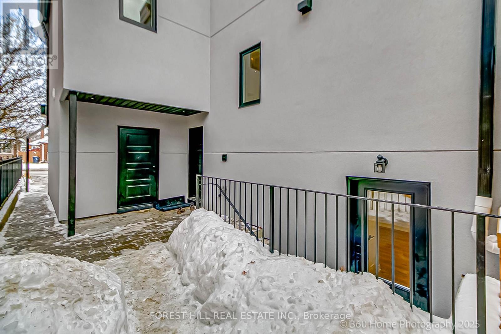 












896 COXWELL AVENUE

,
Toronto (Danforth Village-East York),




Ontario
M4C3G2

