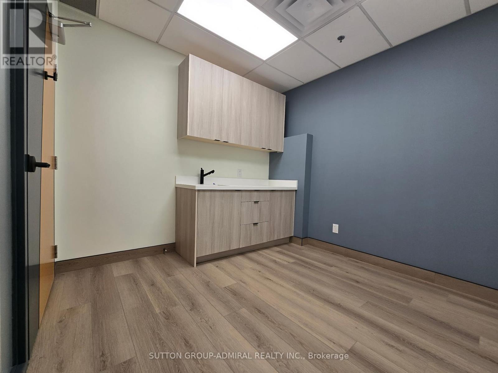 












107 - 617 VICTORIA STREET W

,
Whitby (Whitby Industrial),




Ontario
L1N0E4

