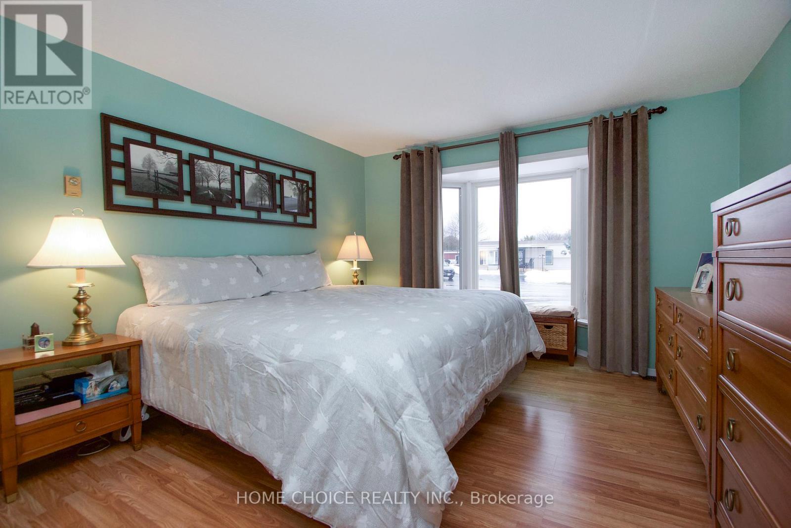 












8 SEVENTH HOLE COURT

,
Clarington (Newcastle),




Ontario
L1B1B5


