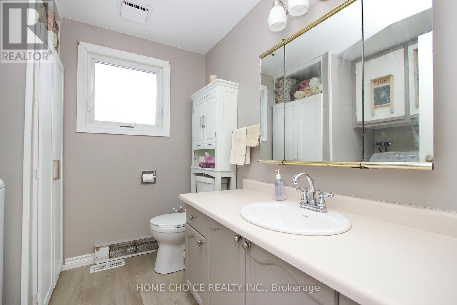 












8 SEVENTH HOLE COURT

,
Clarington (Newcastle),




Ontario
L1B1B5

