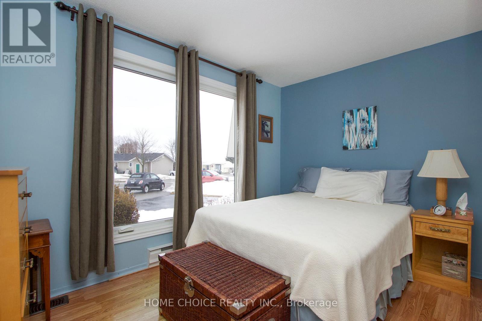 












8 SEVENTH HOLE COURT

,
Clarington (Newcastle),




Ontario
L1B1B5

