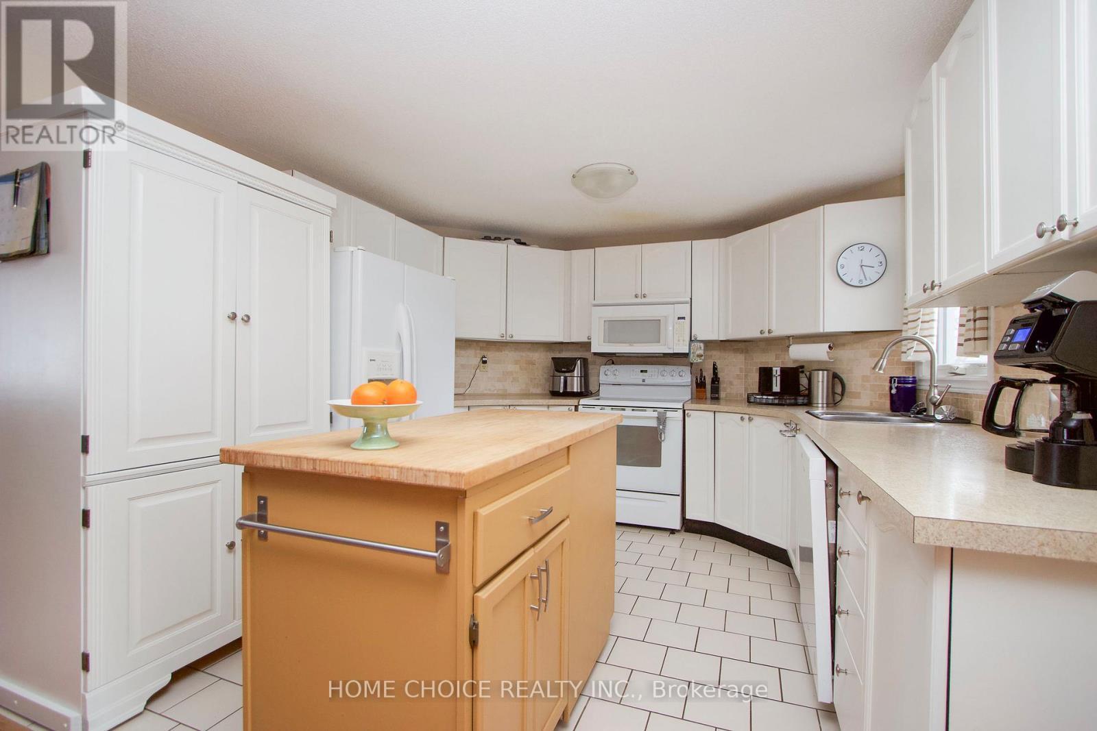 












8 SEVENTH HOLE COURT

,
Clarington (Newcastle),




Ontario
L1B1B5

