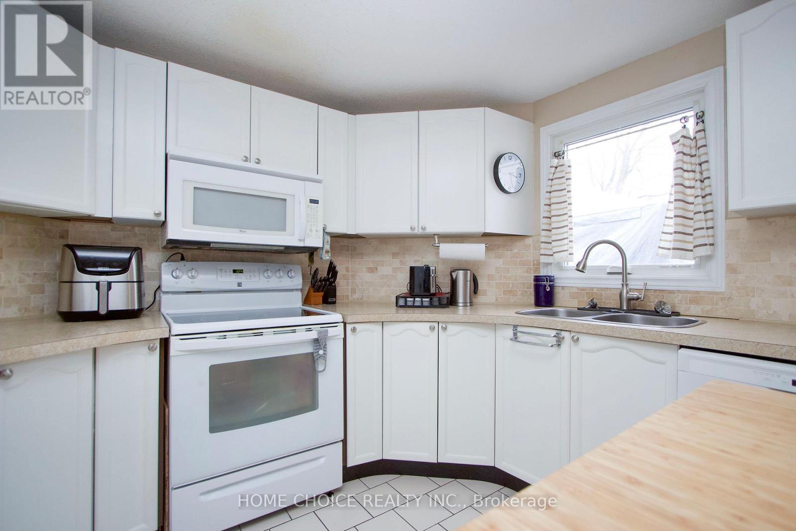 












8 SEVENTH HOLE COURT

,
Clarington (Newcastle),




Ontario
L1B1B5


