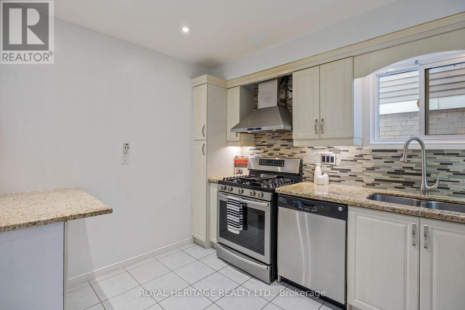 












109 PLUMROSE PATHWAY

,
Toronto (Malvern),




Ontario
M1B4B6

