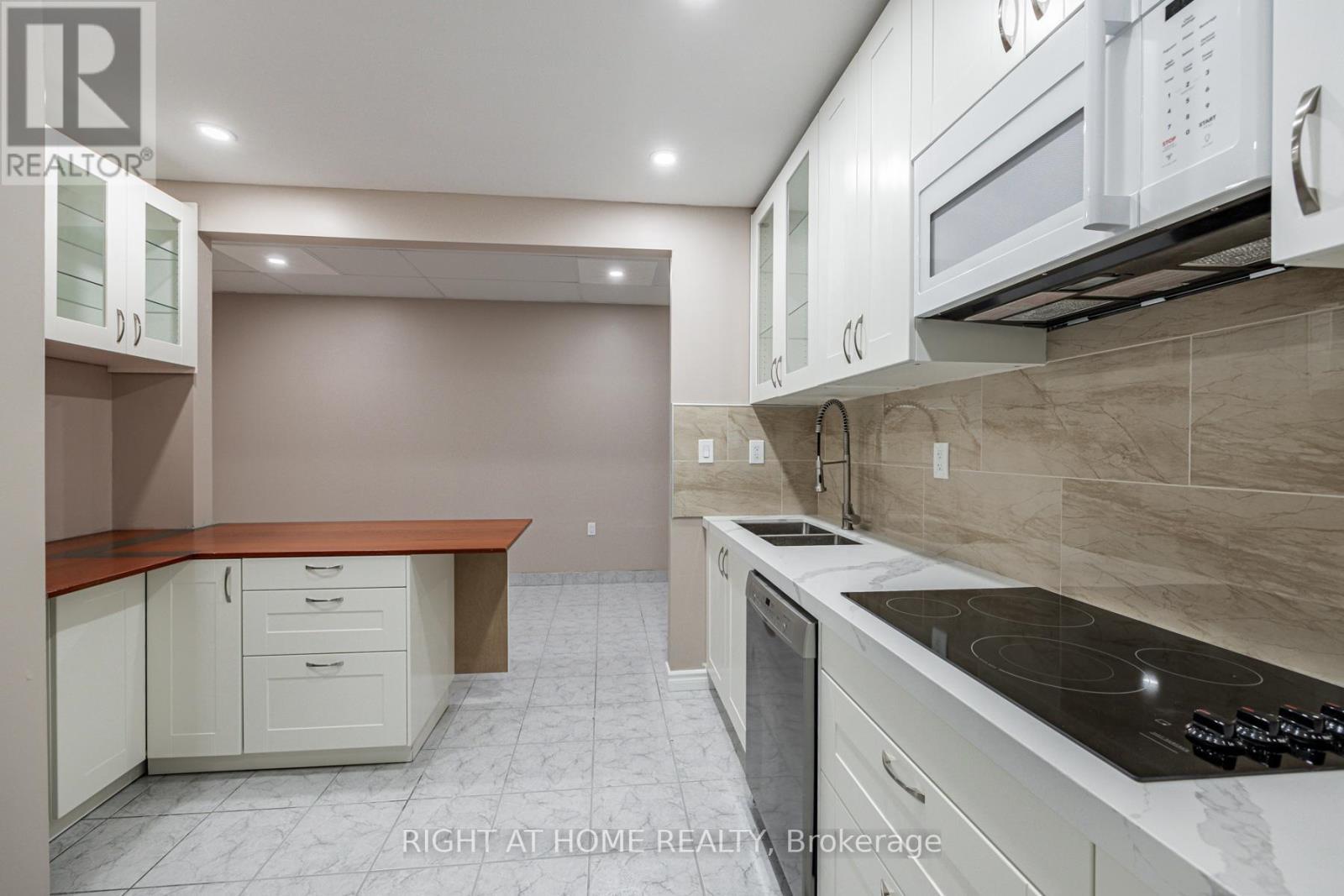 












2ND FLOOR - 600 GERRARD STREET E

,
Toronto (North Riverdale),




Ontario
M4M1Y3

