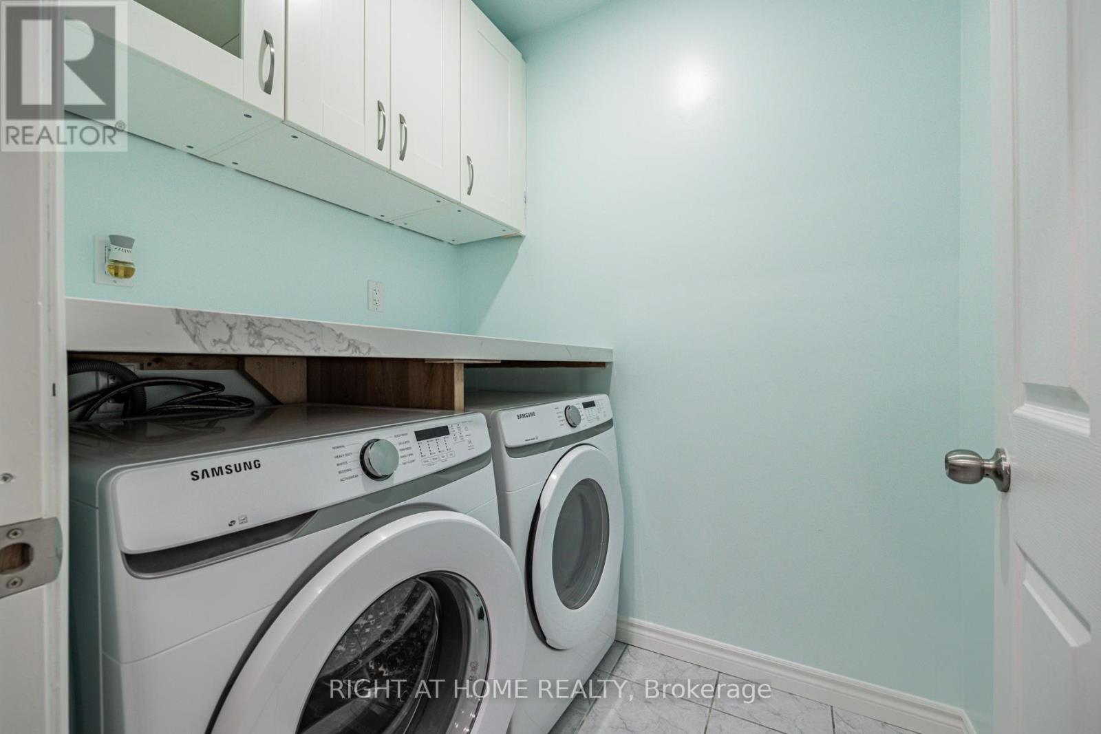 












2ND FLOOR - 600 GERRARD STREET E

,
Toronto (North Riverdale),




Ontario
M4M1Y3

