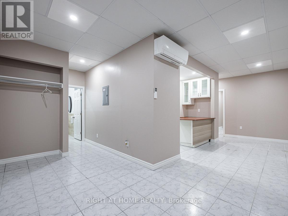 












2ND FLOOR - 600 GERRARD STREET E

,
Toronto (North Riverdale),




Ontario
M4M1Y3


