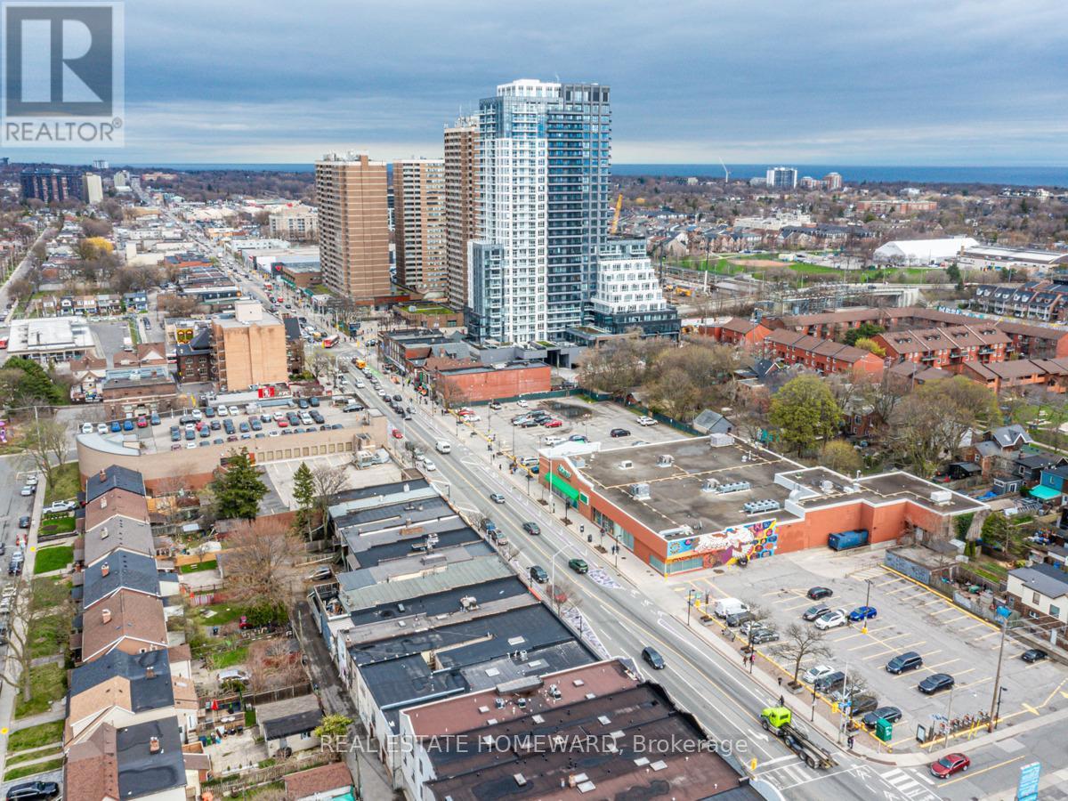 












2438 DANFORTH AVENUE

,
Toronto (East End-Danforth),




Ontario
M4C1K9

