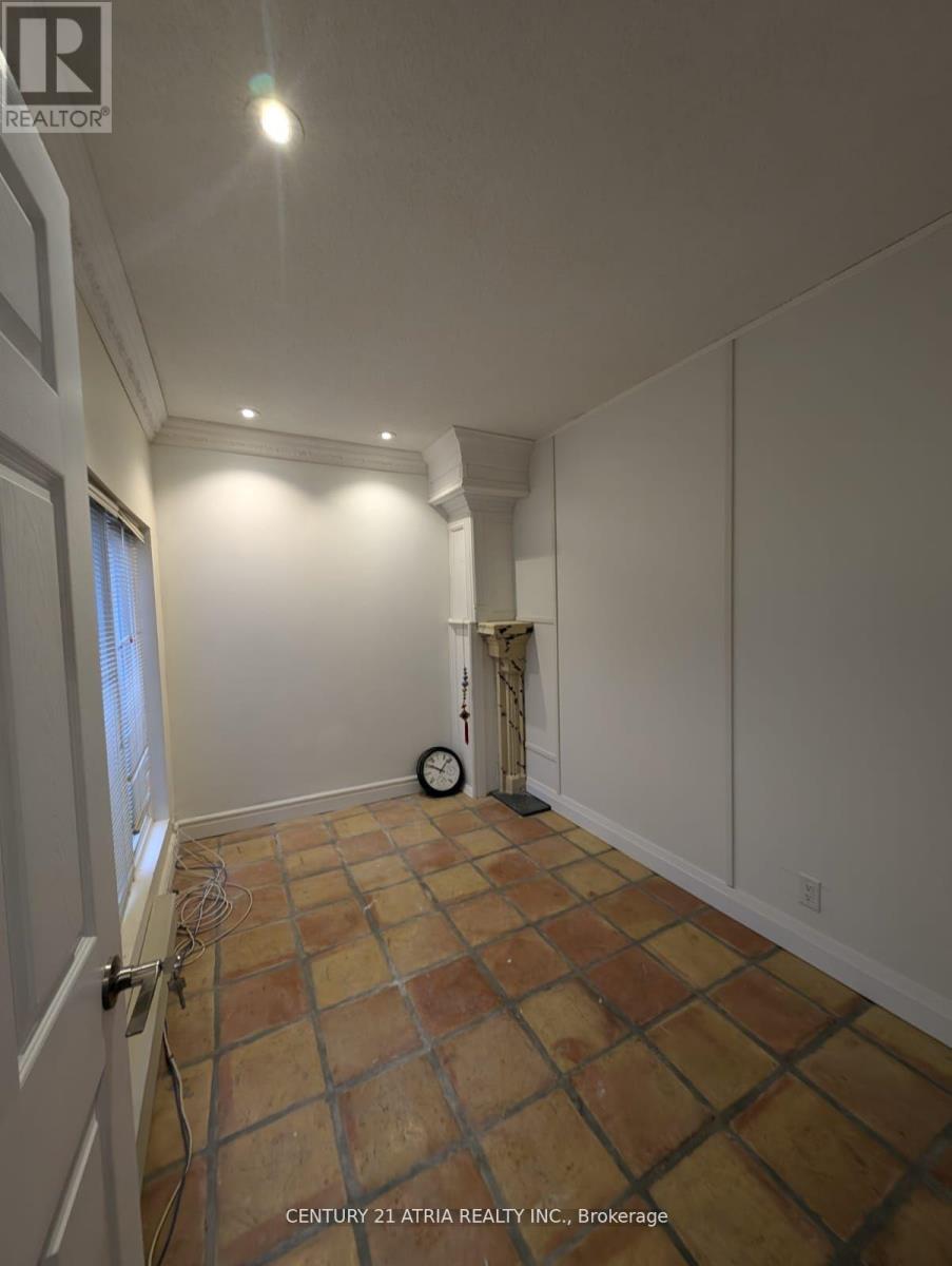 












2 - 15 CANHAM CRESCENT

,
Toronto (Agincourt South-Malvern West),




Ontario
M1S2H7

