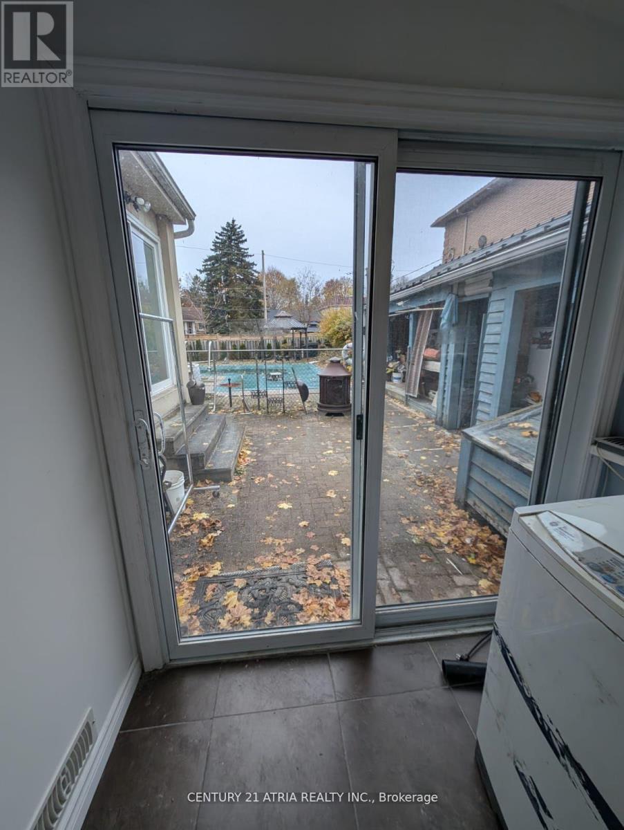 












2 - 15 CANHAM CRESCENT

,
Toronto (Agincourt South-Malvern West),




Ontario
M1S2H7

