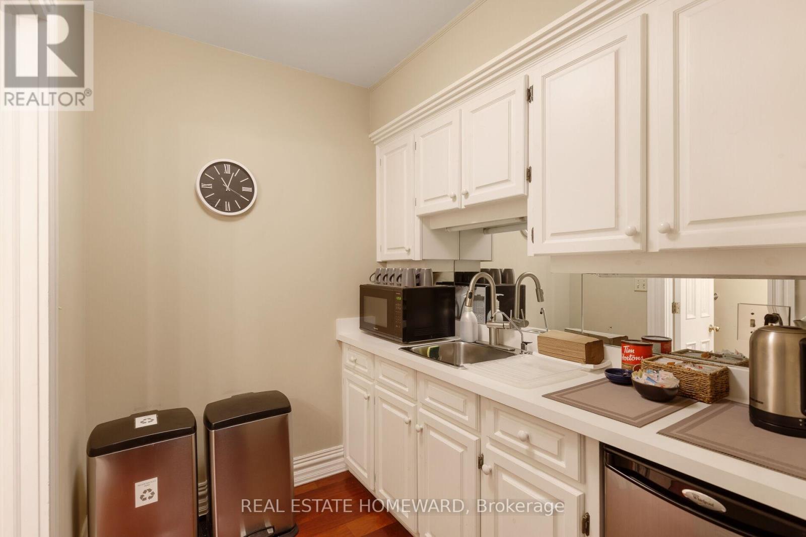 












6 MAIN STREET

,
Toronto (East End-Danforth),




Ontario
M4E2V4

