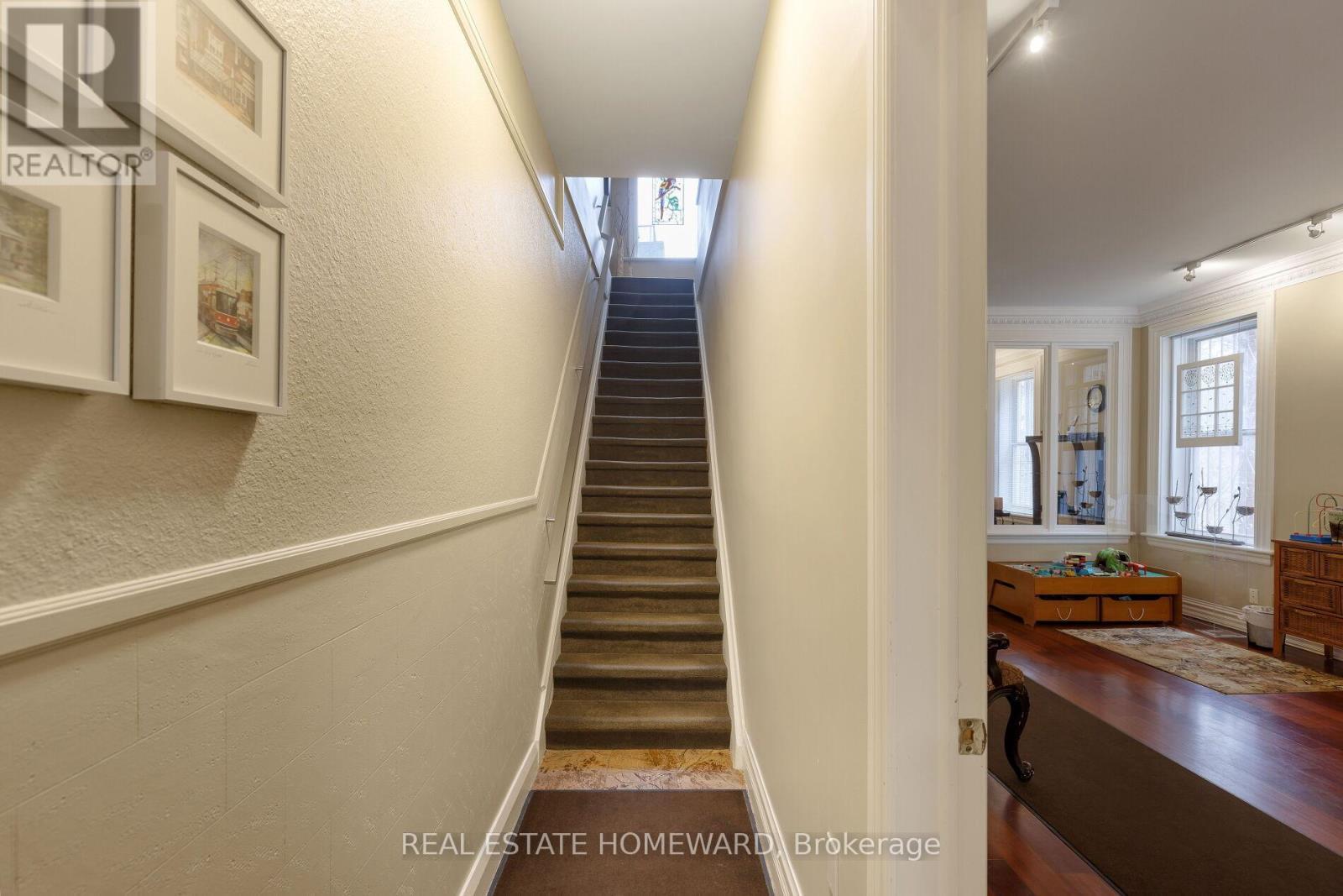 












6 MAIN STREET

,
Toronto (East End-Danforth),




Ontario
M4E2V4


