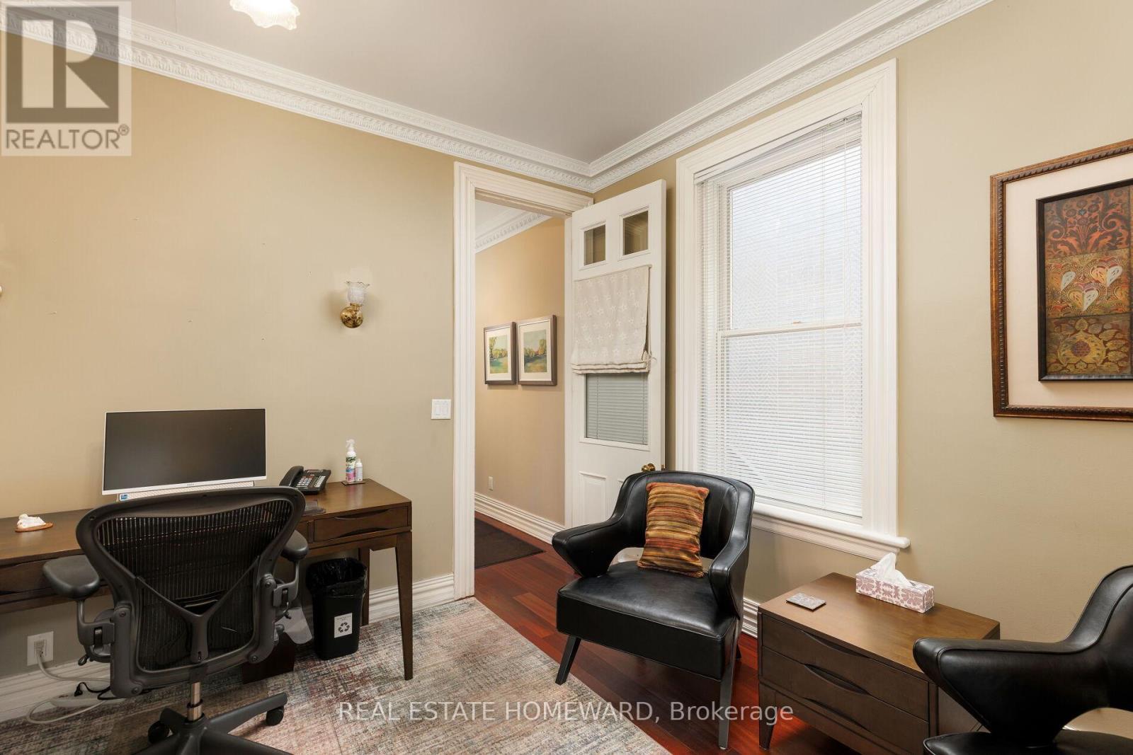 












6 MAIN STREET

,
Toronto (East End-Danforth),




Ontario
M4E2V4

