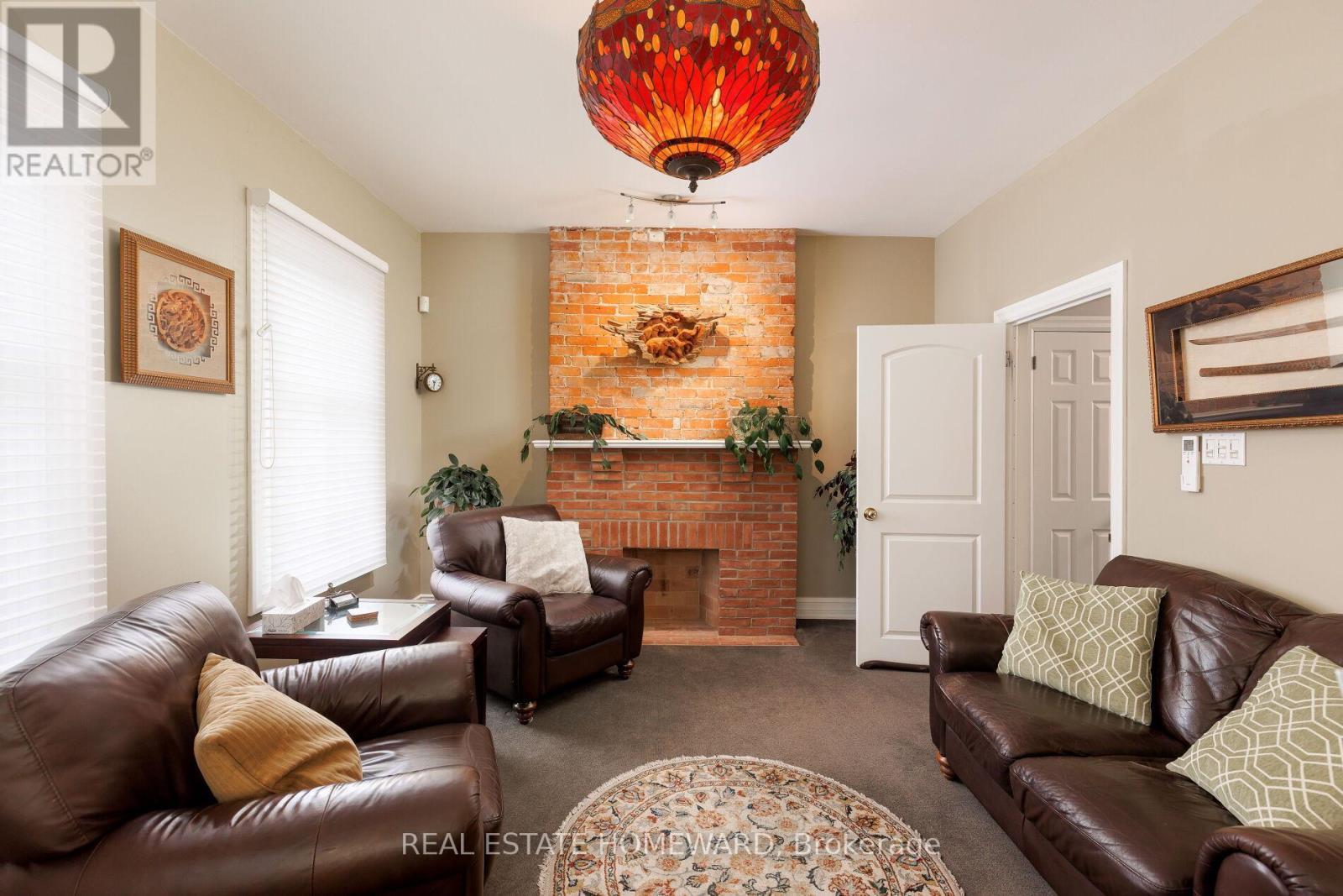 












6 MAIN STREET

,
Toronto (East End-Danforth),




Ontario
M4E2V4

