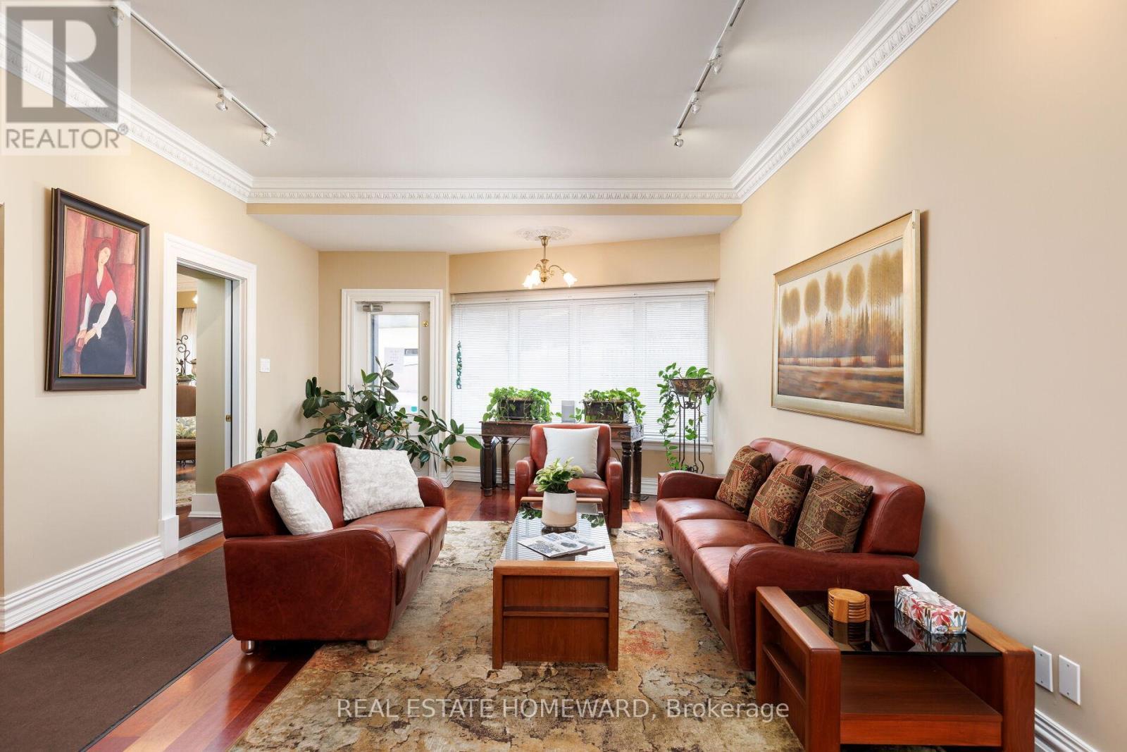 












6 MAIN STREET

,
Toronto (East End-Danforth),




Ontario
M4E2V4

