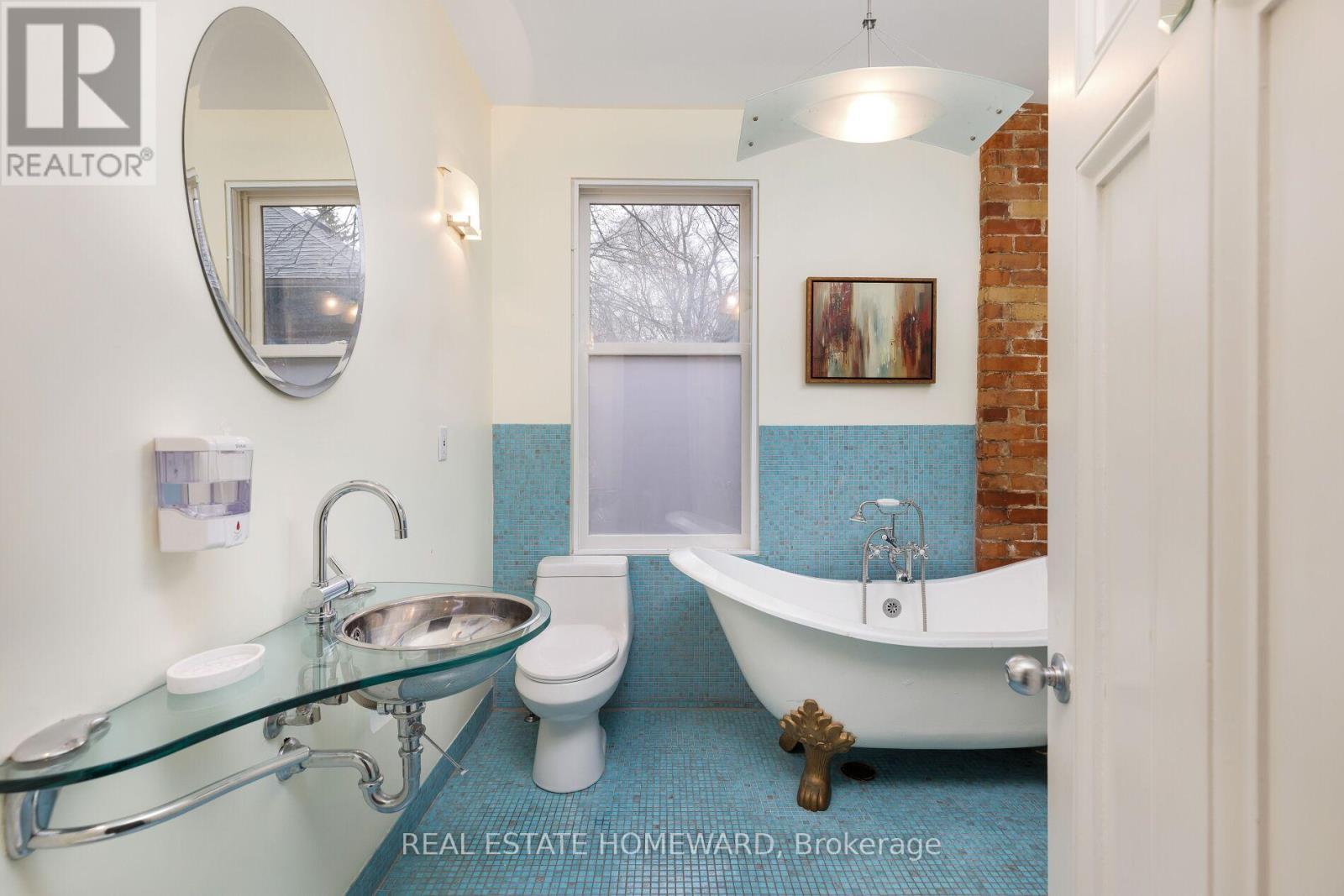 












6 MAIN STREET

,
Toronto (East End-Danforth),




Ontario
M4E2V4

