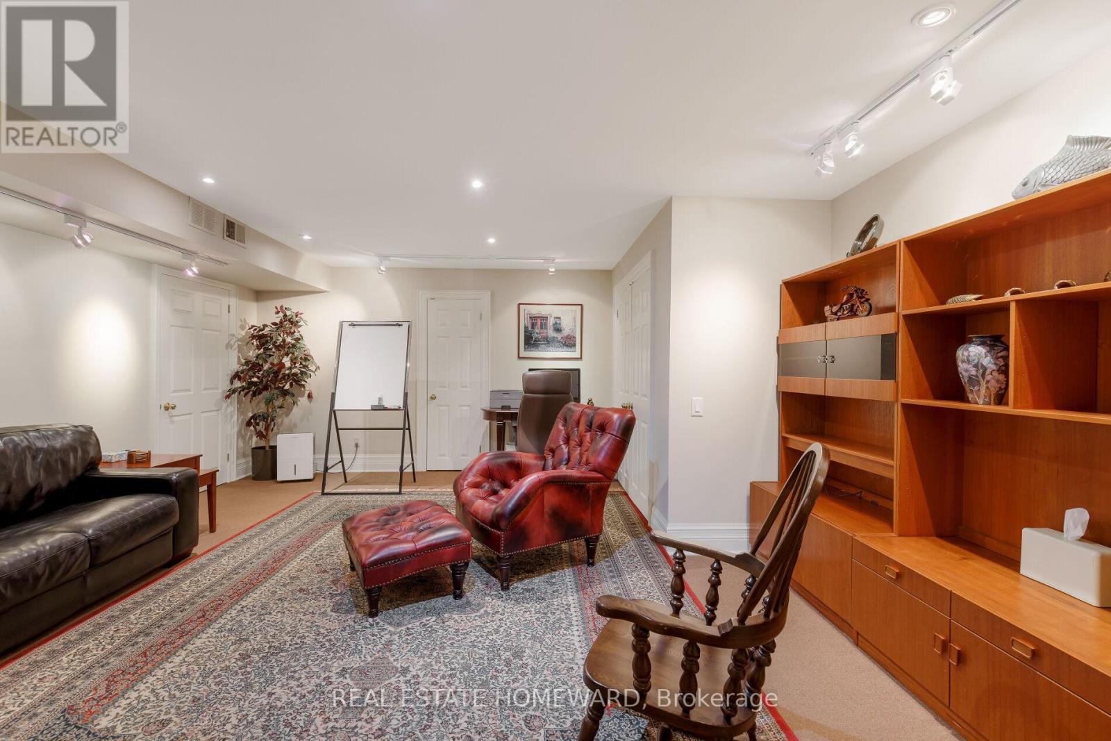 












6 MAIN STREET

,
Toronto (East End-Danforth),




Ontario
M4E2V4

